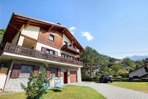 a house with a balcony and a table and chairs at Pelòt-de la Masse in Aosta +10 photos