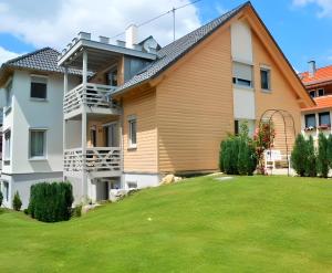 a house with a lawn in front of it at Lautertal Zinne in Hayingen