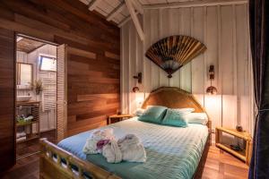 a bedroom with a bed with towels on it at Chalet Savannaketh in Lacanau