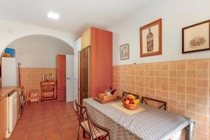 a kitchen and dining room with a table and a refrigerator at Olas De Plata in Playa del Hombre