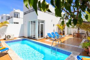 an image of a swimming pool in a villa at Luis ii in Puerto del Carmen