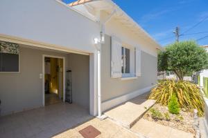 a white house with a pathway leading to the door at Maison Individuelle, Royan Centre in Royan