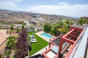 an aerial view of a house with a yard at Alexandria's Retreat in San Bartolomé