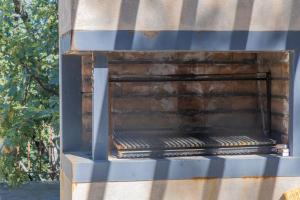 an outdoor grill is sitting on a table at Espacio Rural La Cabaña de Miraflores in Miraflores de la Sierra