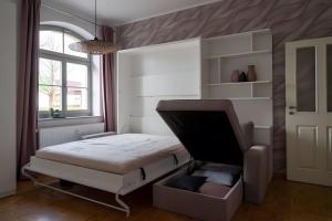 a bedroom with a bed and a window at Ferienwohnung Lindner 2 in Weimar