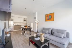 a living room with a couch and a table at Casa Graham 14 in Tazacorte