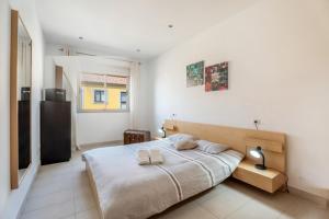 a bedroom with a large bed with a lamp on it at Casa Graham 14 in Tazacorte