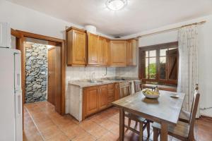 a kitchen with wooden cabinets and a table with a bowl on it at El Almendro in Tesbabo