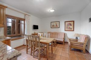 a kitchen and dining room with a table and chairs at El Almendro in Tesbabo