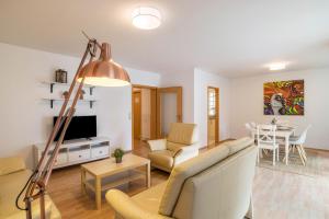 ein Wohnzimmer mit Sofa und Tisch in der Unterkunft Aposto Apartments 2 in Oberderdingen