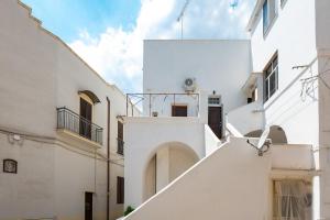 an alleyway between two white buildings at Sg Apartment Standard in Massafra