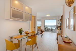 a kitchen and dining room with a table and chairs at Salitre Suites Tamara in Tacoronte