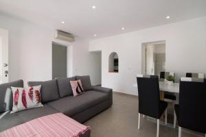 a living room with a couch and a table at Adelino Guest House in Olhão