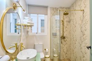 a bathroom with a shower and a sink at El Mirador de Neptuno in Priego de Córdoba