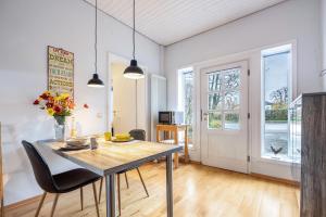 a dining room with a table and chairs at Alter Laden in Nienstädt