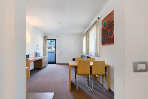 a dining room and kitchen with a table and chairs at Residence Alpenrose in Col di Villa