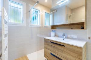 a bathroom with a sink and a shower at Maison Familliale Centre Fromentine in La Barre-de-Monts +21 photos