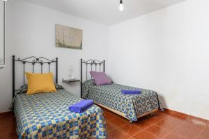 two beds sitting next to each other in a room at La Caletilla La Graciosa in Caleta de Sebo