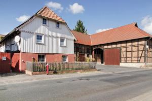 a large white and red barn with a red roof at Art-Wohnung in Beierstedt