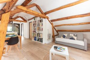 a living room with a couch and a book shelf at Gîte Lodge L'authentik in Accous