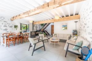 a living room with a vaulted ceiling at Gîte Lodge L'authentik in Accous