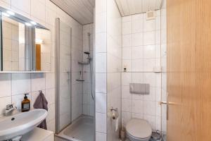 a bathroom with a shower and a toilet and a sink at Haus Ersfeld – Gartenstudio in Bad Teinach-Zavelstein