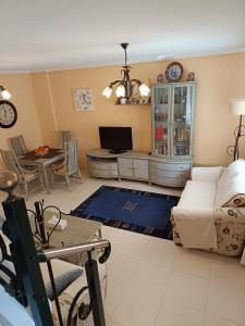 a living room with a couch and a table at Dúplex El Divino in Los Alcázares