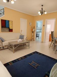 a living room with a couch and a table at Dúplex El Divino in Los Alcázares