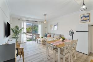 a kitchen and living room with a table and chairs at Apartamento Marte Centro in Los Cristianos