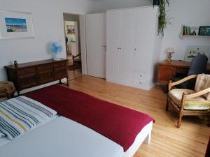 a bedroom with a bed and a desk and a chair at Villa Bulla-ÿ in Bullay