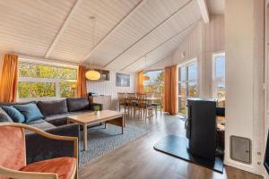 a living room with a couch and a table at Skipper-Lodge Süd in Kosel