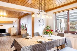 a dining room with a table and chairs at Ferienwohnung Göpfert in Weyhers