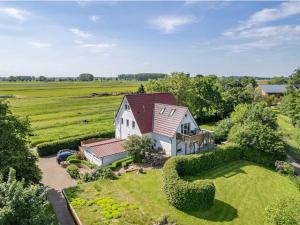 an aerial view of a house with a garden at Ferienhaus Kuhweid in Drochtersen
