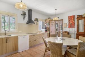 a kitchen with a table and a dining room at El Rincon del Che in Zahora