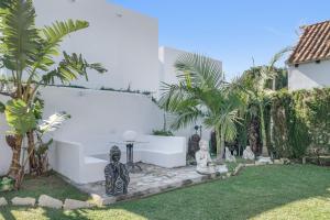 a garden with statues in the yard of a house at El Rincon del Che in Zahora