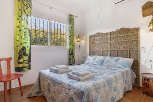a bedroom with a bed with two towels on it at El Rincon del Che in Zahora +25 photos
