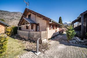 a small wooden house with a sign in front of it at Chalet 6p Confort - L'ours blanc in Verchaix