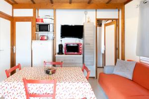 a small living room with a table and a couch at Petite maison Ortalon - Hasparren in Hasparren