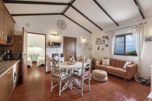 a kitchen and living room with a table and chairs at Casa La Bobadilla in Agulo