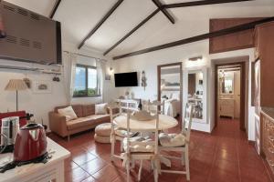 a kitchen and living room with a table and chairs at Casa La Bobadilla in Agulo