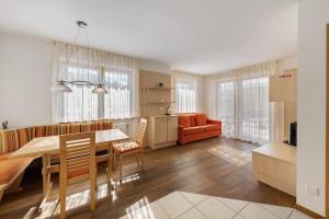 a kitchen and living room with a table and chairs at Obertrisaierhof Wohnung 1 in Fie allo Sciliar +13 photos