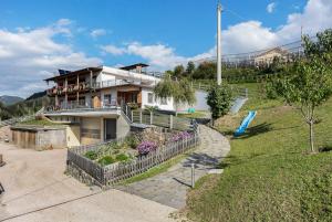 a house with a garden in front of it at Obertrisaierhof Wohnung 1 in Fie allo Sciliar