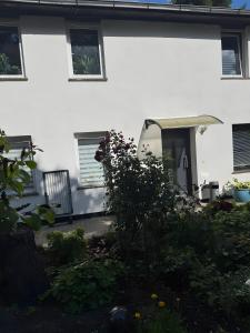 a white house with a garden in front of it at Monteurswohnung Rothentor4 in Dorf Mecklenburg