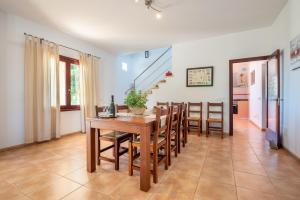 a kitchen and dining room with a table and chairs at Finca Son Puca in Petra
