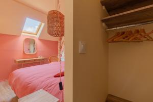 a bedroom with a pink bed and a window at La Pause Picarde - Baie De Somme 2 in Franleu