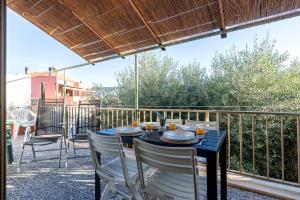 a table and chairs on the balcony of a house at Appartamento Maria- Castelsardo in Castelsardo