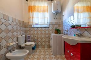 a bathroom with a toilet and a sink at Appartamento Maria- Castelsardo in Castelsardo +27 photos