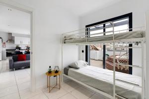 a bedroom with a bunk bed and a living room at Mi Casa Es Su Casa Nº5 in Albufeira