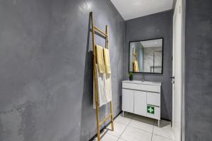 a bathroom with a sink and a mirror at Mi Casa Es Su Casa Nº5 in Albufeira