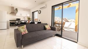 a living room with a couch and a kitchen at Mi Casa Es Su Casa Nº5 in Albufeira
